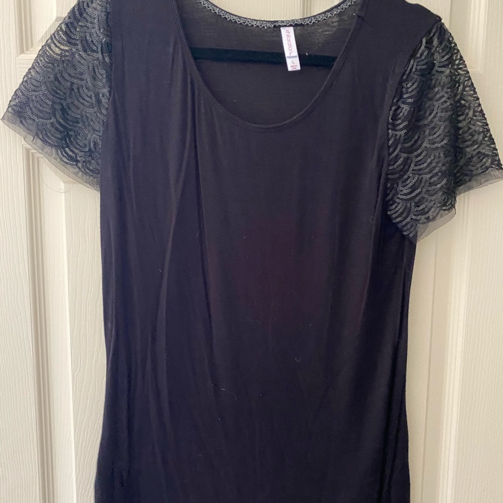 Scallop sequin black tee